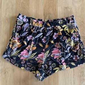 FREE PEOPLE super cute floral shorts (Size M)